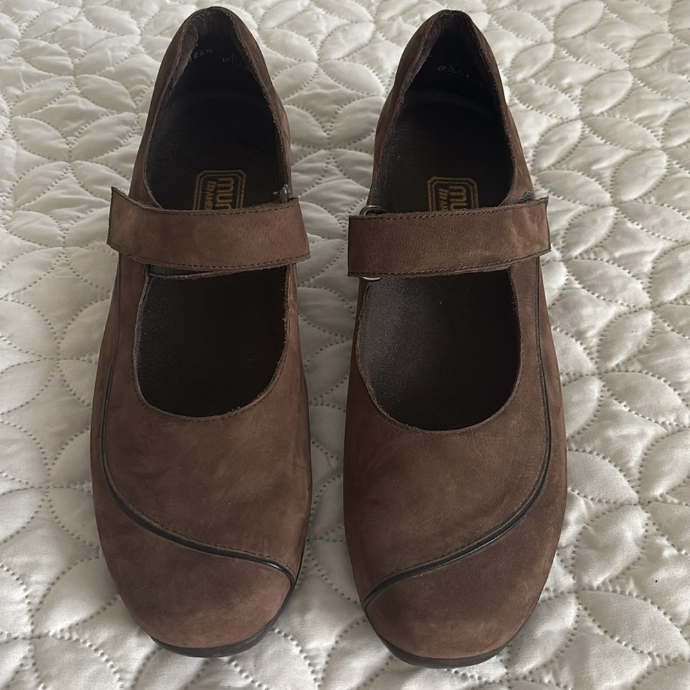Munro American brown Suede Flat Shoes with Velcro Straps Sz 8.5 N